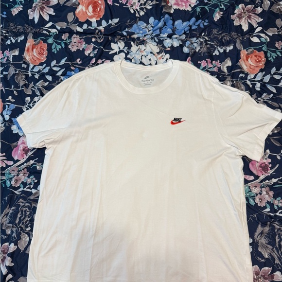 Nike Men’s Sportswear Club White Short Sleeve Tee with Embroidered Logo Size 3XL - Picture 2 of 3